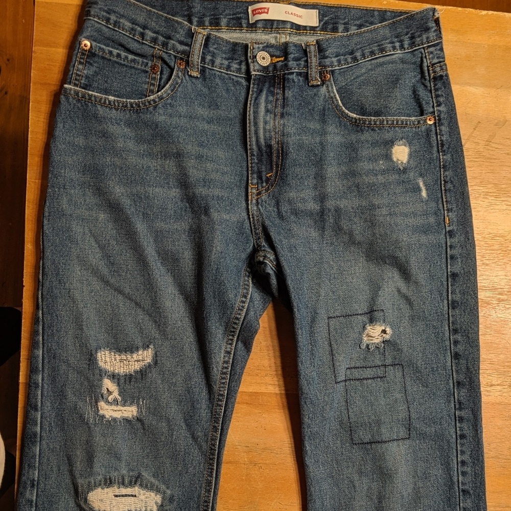Levi's men's 30 x 30 ripped worn classic